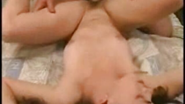 Vynikajúci :  Šťavnaté baby sa vyzliekajú počas výstrednej rulety Porno film 